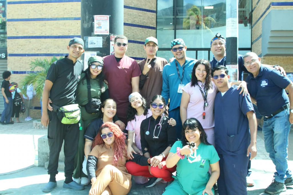 Equipo veterinario del Hospital Mcdonald´s posa frente al local
