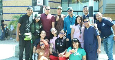 Equipo veterinario del Hospital Mcdonald´s posa frente al local