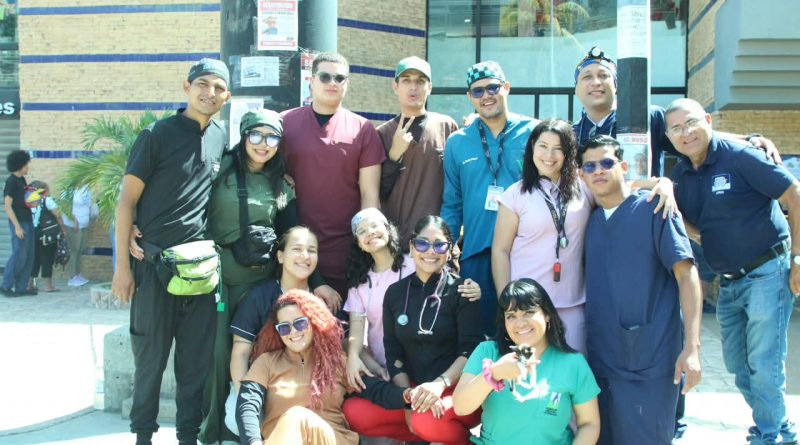 Equipo veterinario del Hospital Mcdonald´s posa frente al local