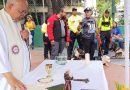 Padre Alex Salom durante Misa de Bendición de Mascotas en APROA, junto a Tsunami y Jorge Beens y otros binomios rescatistas