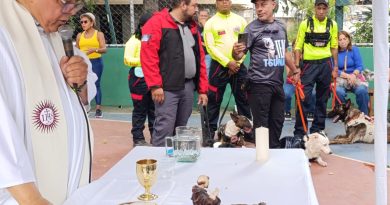 Padre Alex Salom durante Misa de Bendición de Mascotas en APROA, junto a Tsunami y Jorge Beens y otros binomios rescatistas