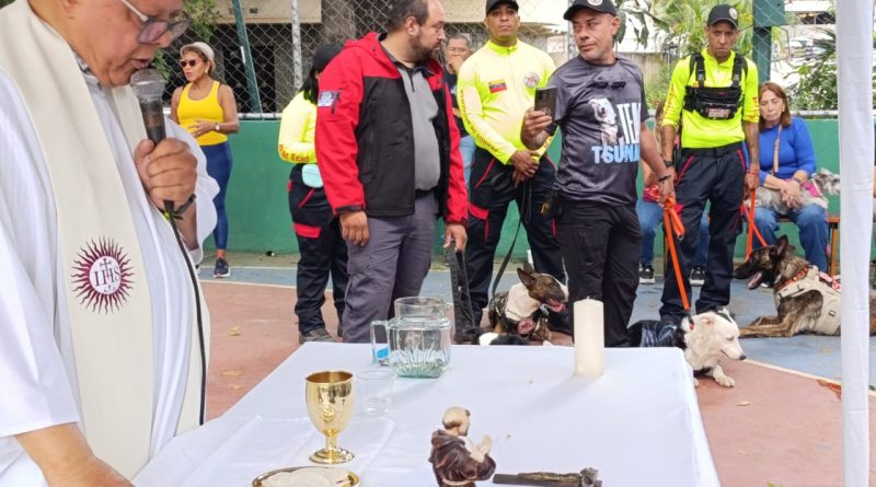 Padre Alex Salom durante Misa de Bendición de Mascotas en APROA, junto a Tsunami y Jorge Beens y otros binomios rescatistas